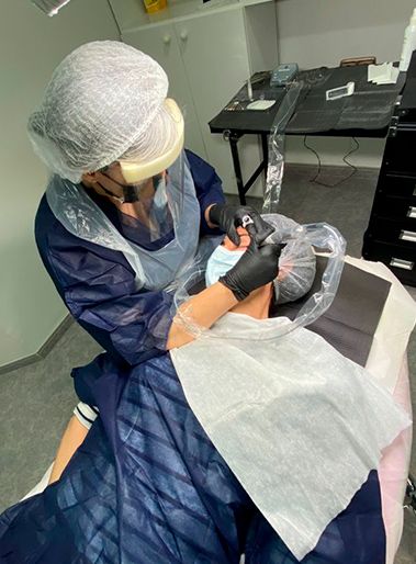 Lali Sanchis realizando micropigmentación de cejas