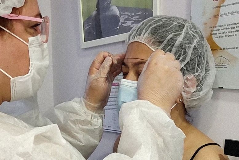 Nathalie Trujillo realizando micropigmentación de cejas