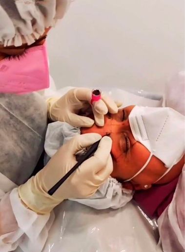 Sara Alarcón realizando un tratramiento de micropigmentación de 
