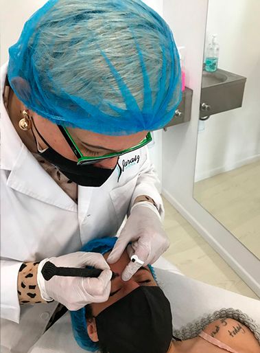 Yenny Cubillos Realizando un tratamiento de Microblading