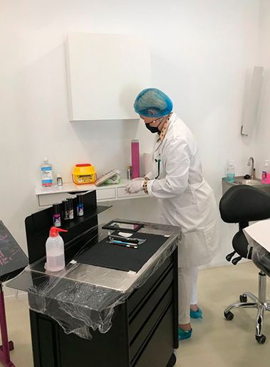 Yenny Cubillos en la clínica preparando una micropigmentación