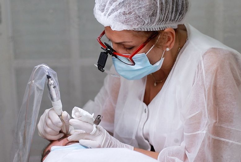 Yolanda Zafra realizando micropigmentación de cejas