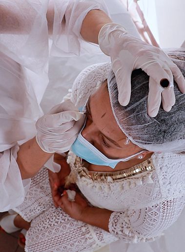 Yolanda Zafra realizando micropigmentación de cejas