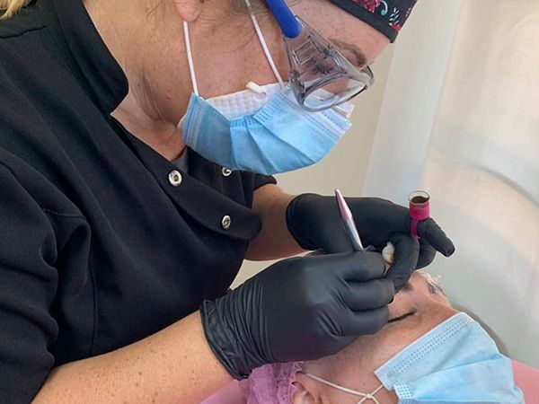 Maribel Ruiz Morales realizando microblading de cejas