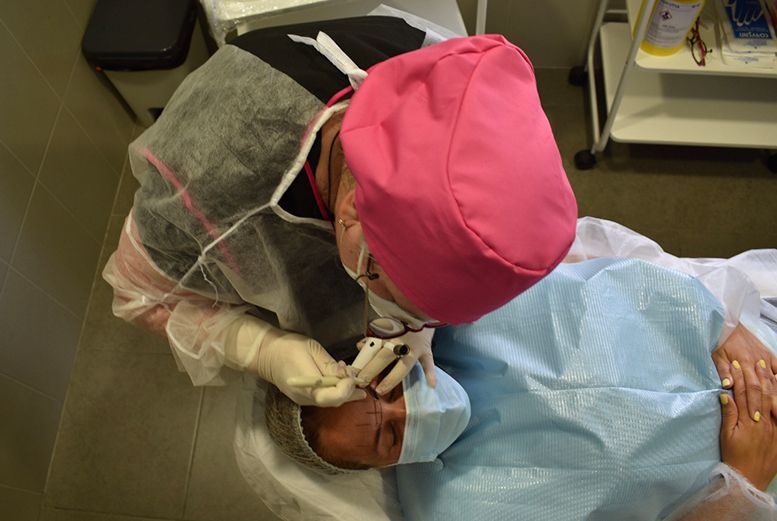 Micaela Gónzalez realizando microblading de cejas