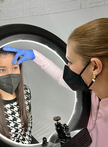 Karla Gil realizando micropigmentación de cejas
