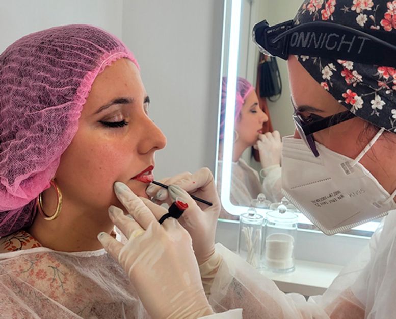 Isabel Santamaría realizando micropigmentación de Labios