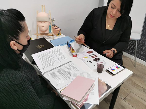 Claudia Cadenas con una clienta en su clínica