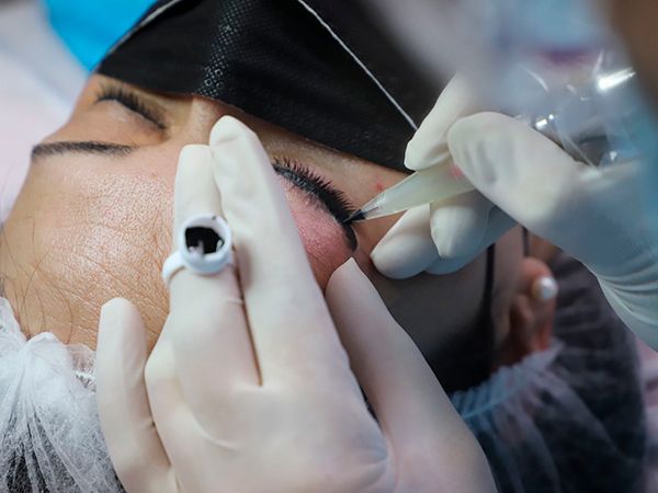 Carmen Herreros Valero realizando micropigmentación de eyeliner