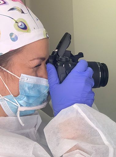 Jessica Escobar realizando micropigmentación de Cejas