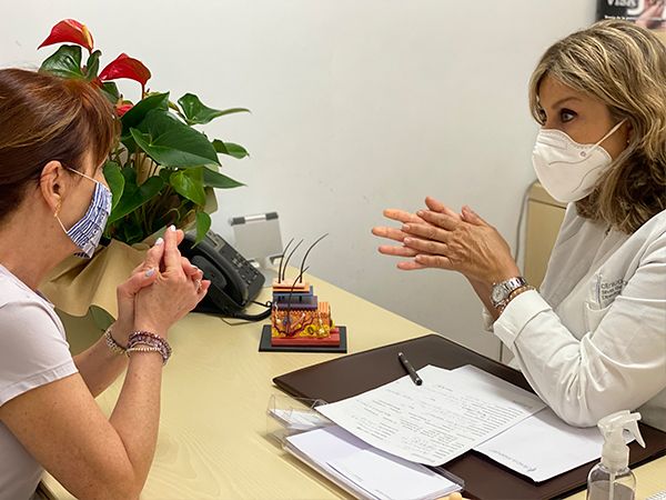 Silvia García Guerra en su clínica estética informando a una clienta
