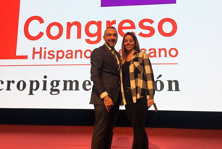 Miriam Cabañas con Mario Gisbert en un Congreso de Micropigmentación
