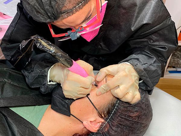 Elena Saponi Cortés realizando micropigmentación de eyeliner