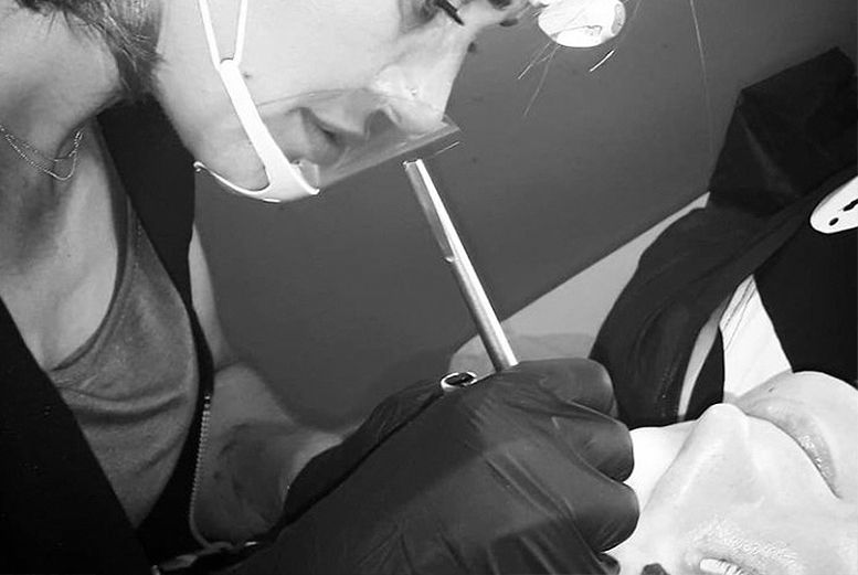 Jonay Fuentes realizando microblading de cejas