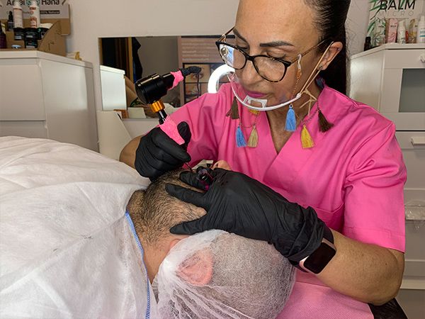 Susana Castillo realizando micropigmentación de cejas