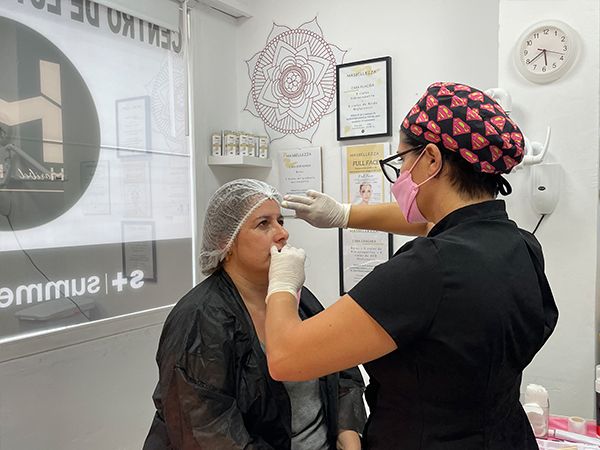 Maribel Hurtado realizando micropigmentación de cejas