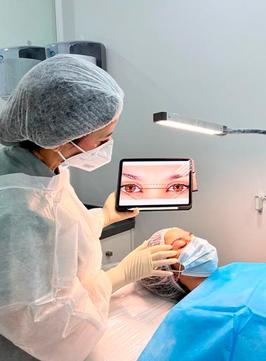 Yolanda Muñoz realizando micropigmentación de cejas