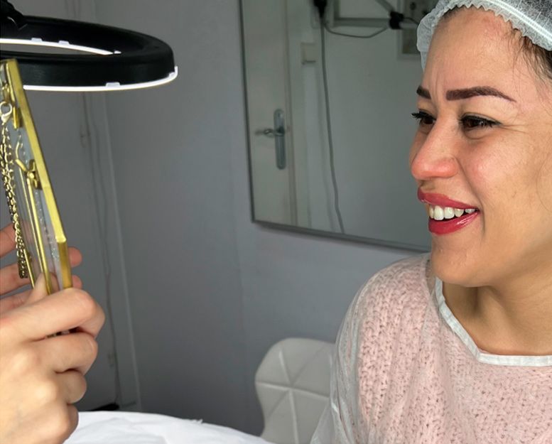 Fabiana Londono realizando micropigmentación de labios
