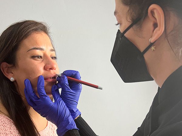 Fabiana Londono  realizando micropigmentación de labios