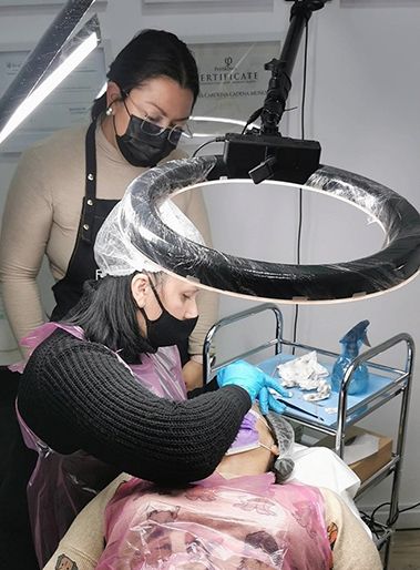 Claudia Cadenas realizando micropigmentación de cejas