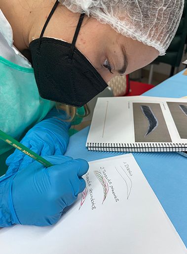 Silvia González realizando un curso de micropigmentación 