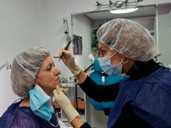 Susana Rubio realizando micropigmentación de Cejas
