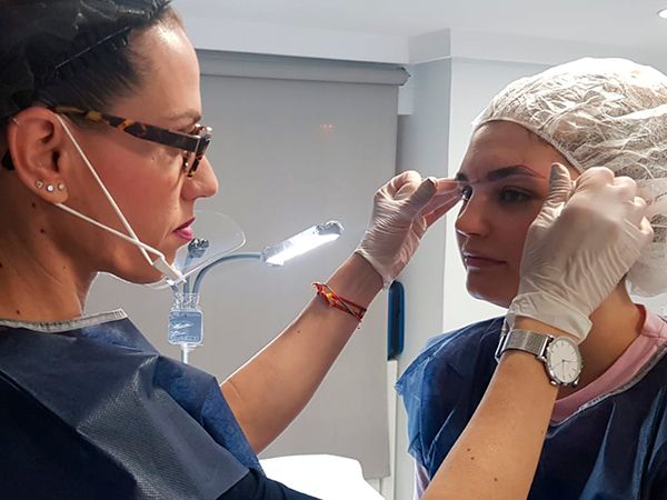 Elena Saponi Cortés realizando micropigmentación de cejas