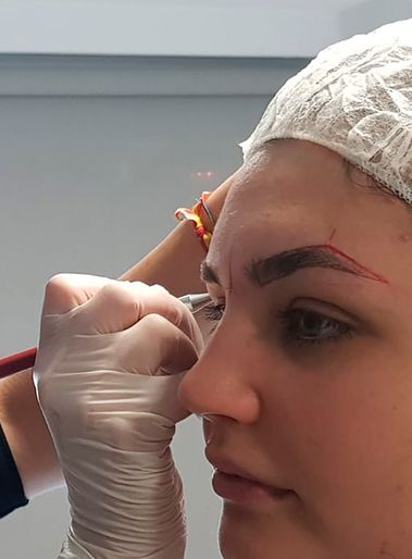 Elena Saponi Cortés realizando microblading de cejas