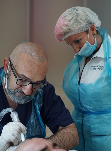 Pablo Gisbert realizando Micropigmentación Capilar