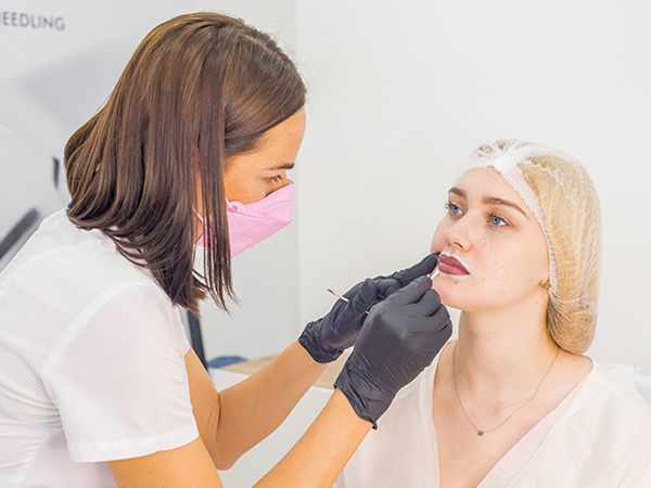 Anna Astapova realizando micropigmentación de labios