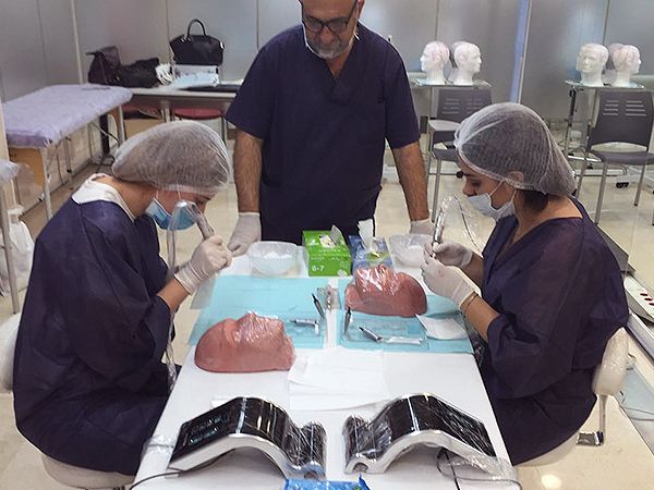 Pablo Gisbert enseñando Micropigmentación Capilar