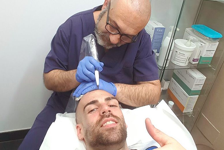 Pablo Gisbert realizando Micropigmentación Capilar