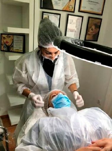 Celia Benítez  realizando microblading de cejas
