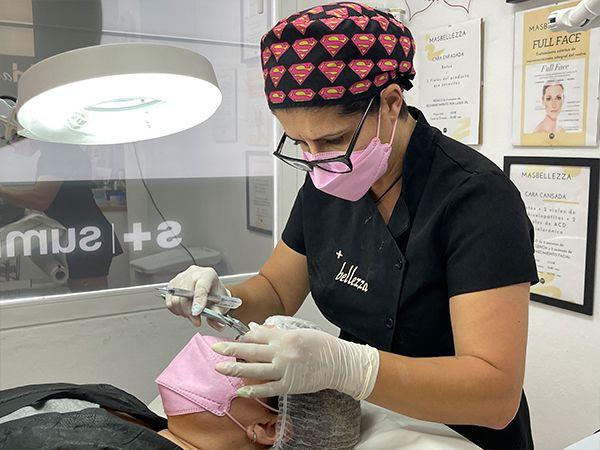 Maribel Hurtado realizando micropigmentación de cejas