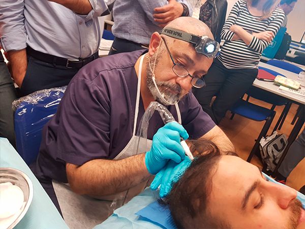 Pablo Gisbert realizando Micropigmentación Capilar