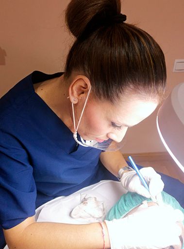 Elena Saponi Cortés realizando microblading de cejas