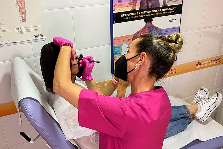 Elena Saponi Cortés realizando micropigmentación de eyeliner
