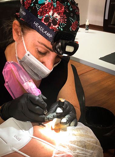 Maribel Ruiz Morales realizando micropigmentación de cejas