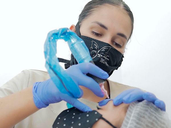 Sara Santana realizando micropigmentación de cejas