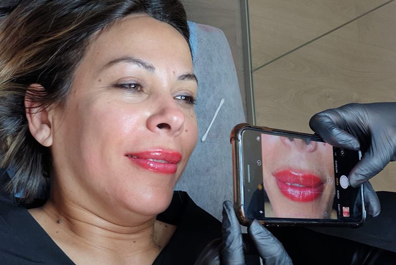 Karla Gil realizando micropigmentación de labios