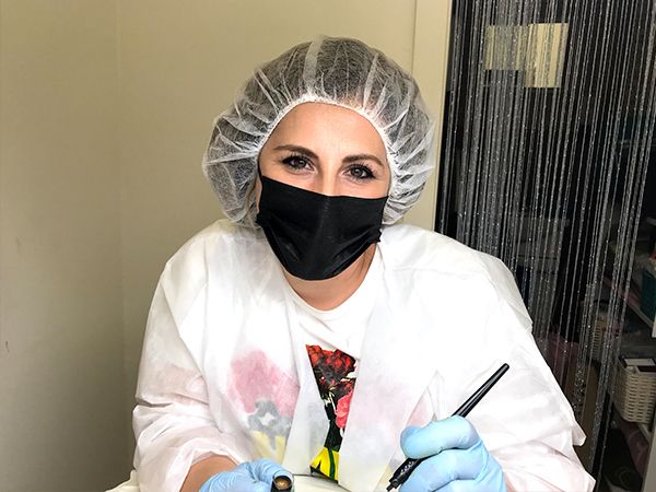 Lucía Lucena realizando microblading